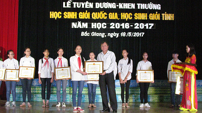 Đồng chí Nguyễn Văn Thêm - Phó Giám đốc Sở GD&ĐT trao thưởng cho các em học sinh đạt giải Nhất tại kỳ thi chọn học sinh giỏi bậc THCS cấp tỉnh.