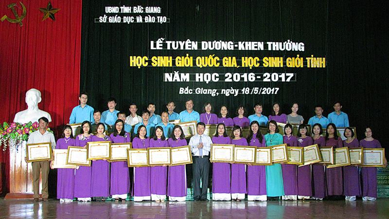 Đồng chí Lê Ánh Dương - Phó Chủ tịch UBND tỉnh trao tặng Bằng khen cho các thầy giáo, cô giáo có thành tích trong công tác bồi dưỡng học sinh giỏi cấp quốc gia.