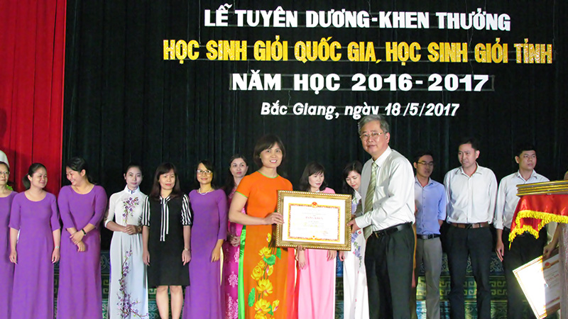 NGƯT. Nguyễn Đức Hiền - TUV, Giám đốc Sở GD&ĐT trao thưởng các thầy giáo, cô giáo có thành tích trong công tác bồi dưỡng học sinh giỏi cấp tỉnh.