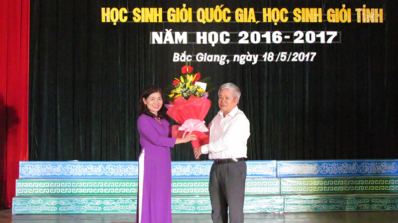 Đồng chí Bùi Văn Sinh - Ủy viên thường vụ Hội Cựu giáo chức tỉnh tỉnh tặng quà, chúc mừng tập thể Trường THPT Chuyên Bắc Giang.