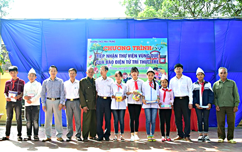Báo điện tử Trí Thức Trẻ trao tặng sách THƯ VIỆN VÙNG QUÊ cho trường THCS Mai Trung.