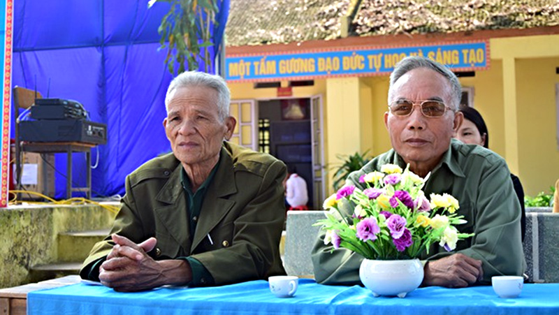 Cụ Nguyễn Tráng Cảnh (bên trái) và ông Lê Văn Dũng đại diện Hội cha mẹ học sinh trường.