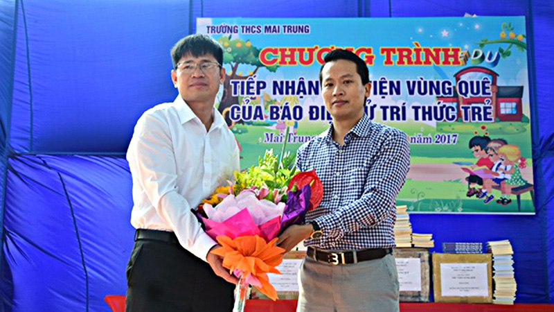 Nhà báo Bùi Ngọc Hải nhận hoa cảm ơn từ Hiệu trưởng Nhà trường.