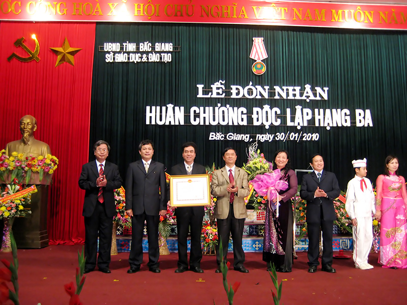 Lễ đón nhận Huân chương Độc lập hạng Ba của Sở Giáo dục và Đào tạo Bắc Giang năm 2010.