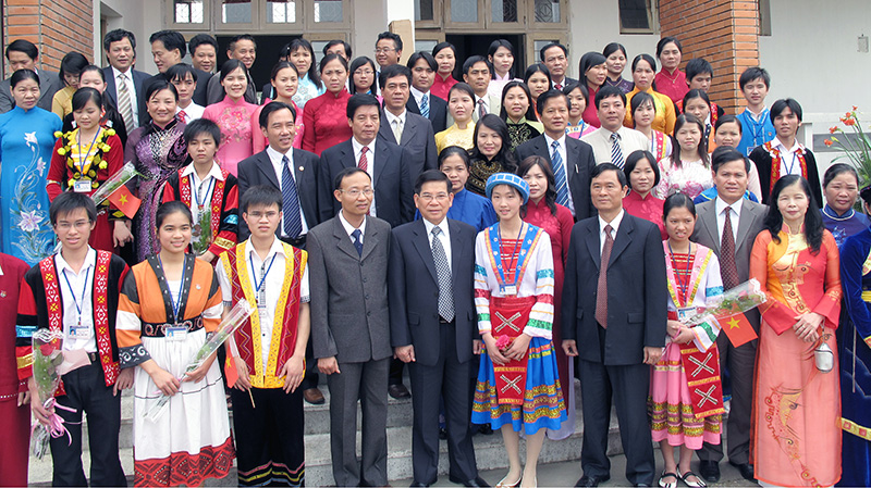 Nguyên Chủ tịch nước Nguyễn Minh Triết thăm Trường PT DTNT tỉnh năm 2009.