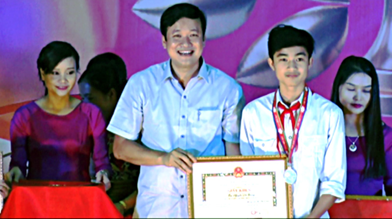 Đ/c Lê Ô Pích - Chủ tịch UBND huyện Việt Yên trao huy chương, giấy khen cho học sinh đạt giải cấp Quốc gia.