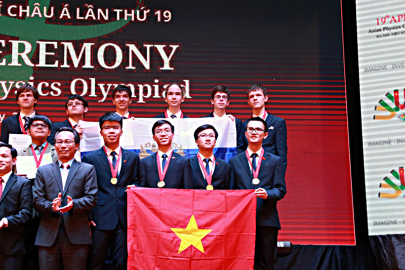 Trịnh Duy Hiếu (hàng đầu, thứ hai, từ phải) cùng các thí sinh xuất sắc giành Huy chương Vàng AphO 2018.