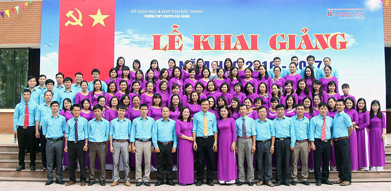 Tập thể cán bộ giáo viên Trường THPT Chuyên Bắc Giang.