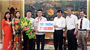 Chủ tịch UBND tỉnh khen thưởng đột xuất em Trịnh Duy Hiếu - Huy chương Vàng Olympic Vật lý châu Á