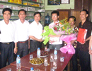 Đồng chí Đào Xuân Cần, Bí thư Tỉnh ủy thăm và tặng quà học sinh đạt huy chương vàng Olympic toán...